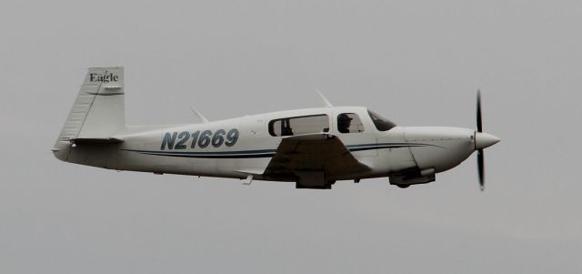 Mooney M-20 (N21669) - Departing rwy 09; Oct 2014