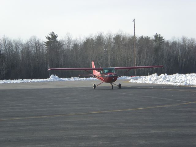 Cessna Skyhawk (N18173) - taxing in