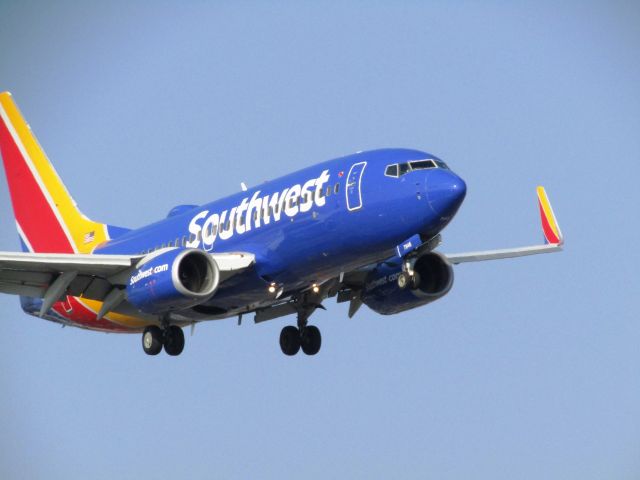 Boeing 737-700 (N7846A) - Landing RWY 20R