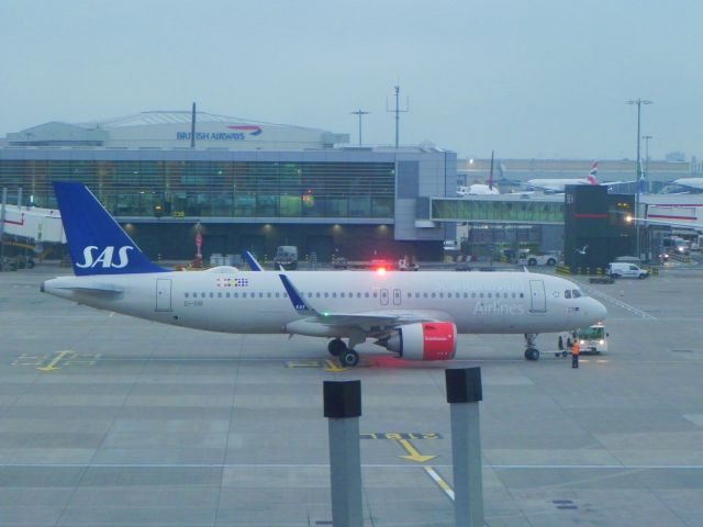 Airbus A320neo (EI-SIB) - EI-SIB A320-251N pushing back as SK802 to Oslo