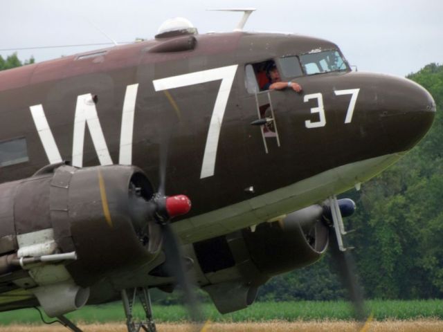 Douglas DC-3 (N345AB)