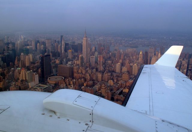 Beechcraft Baron (58) (N95PJ) - At 2,000ft in the class B airspce along the Hudson River.