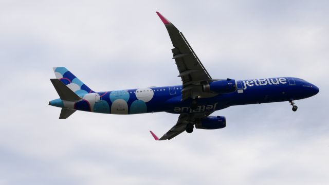 Airbus A321 (N975JT)