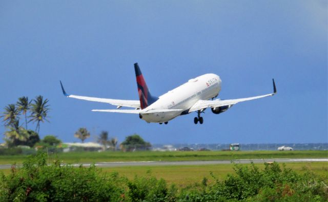 Boeing 737-800 (N373DA)