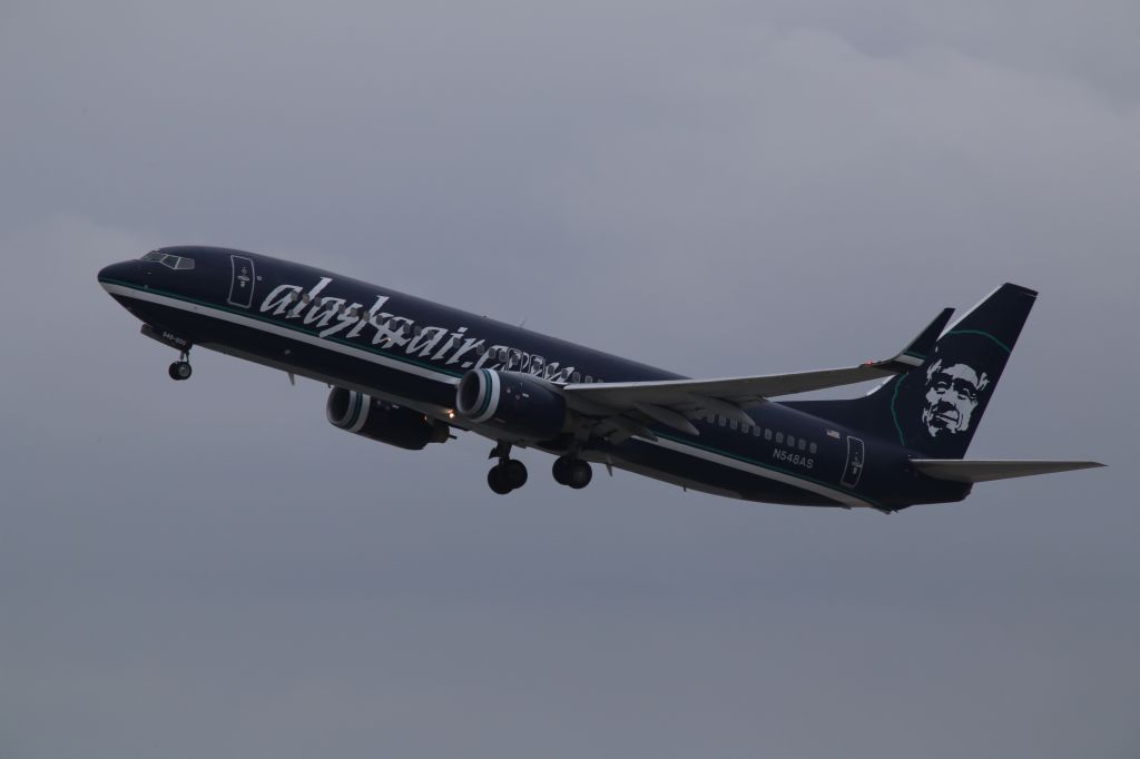 Boeing 737-800 (N548AS)
