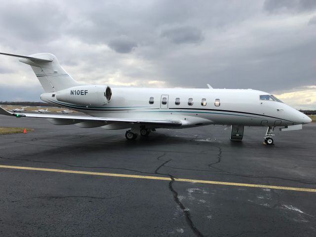 Canadair Challenger 350 (N10EF)