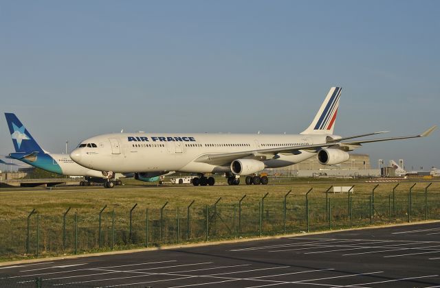 Airbus A340-300 (F-GLZQ) - Air France - Airbus A340-313 C/N 289 - F-GLZQ - at CDG 2004-09-25.