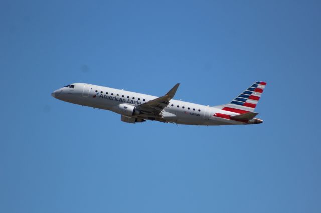 Embraer 175 (N265NN)