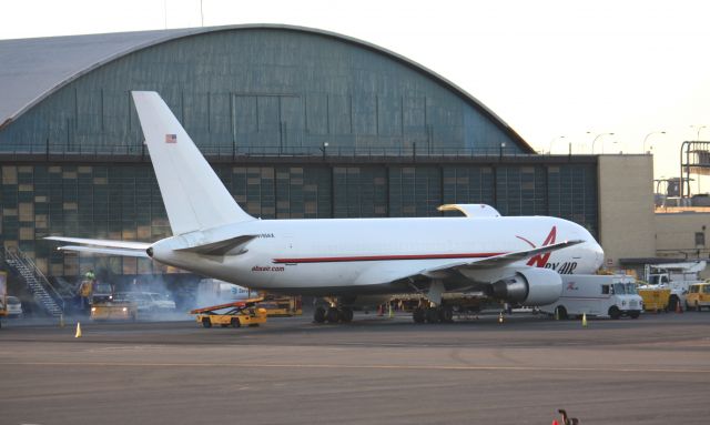 BOEING 767-200 (N795AX)