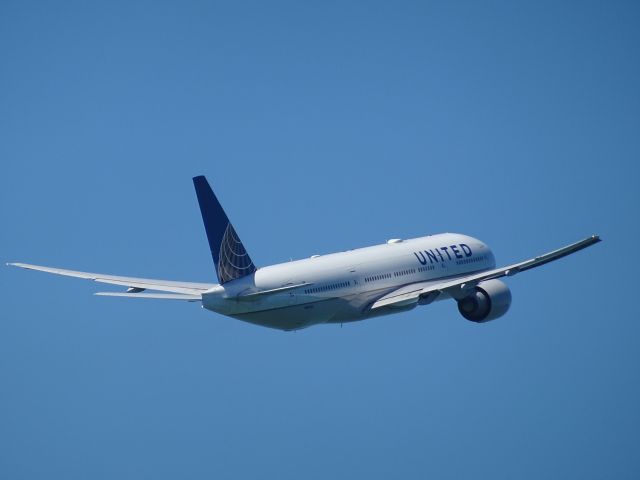 Boeing 777-200 (N69020)