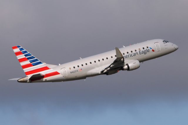 Embraer 170/175 (N422YX)