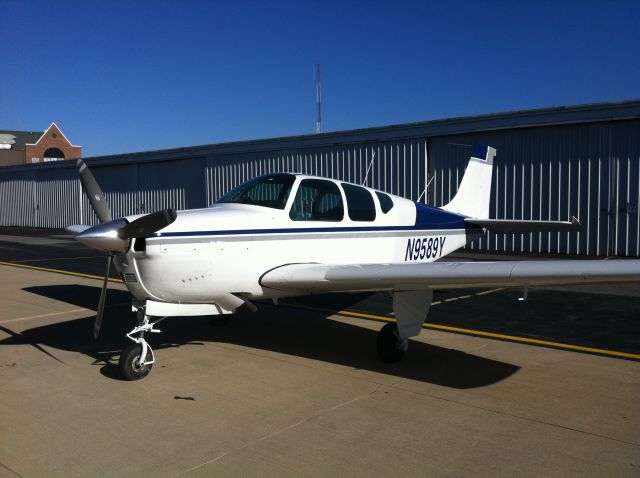 Beechcraft Bonanza (33) (N9589Y)