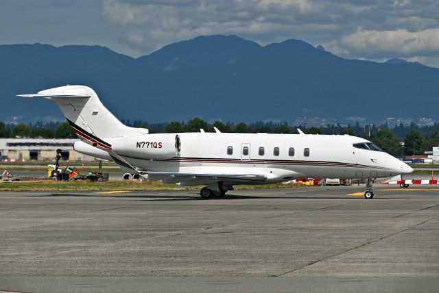 Canadair Challenger 350 (N771QS)