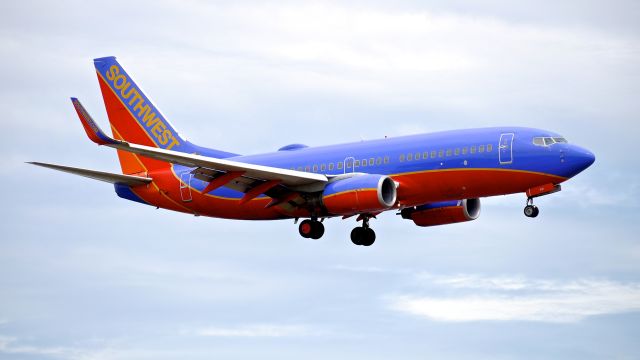 Boeing 737-700 (N491WN) - SWA8701 from KDEN on final to Rwy 16R on 7.21.17. (ln 1596 / cn 33867). The aircraft arrived for maintenance at ATS.