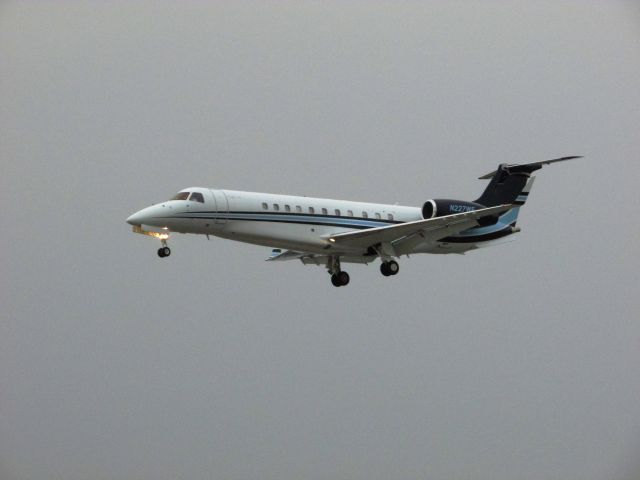 Embraer ERJ-135 (N227WE) - Landing RWY 30