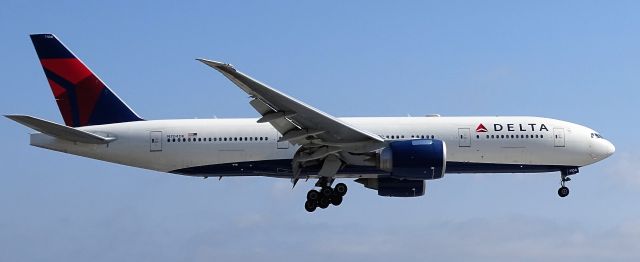 Boeing 777-200 (N704DK)