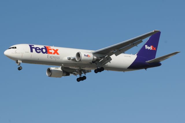 BOEING 767-300 (N107FE)