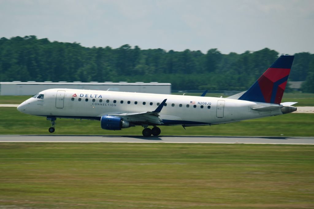 Embraer 170/175 (N208JQ)