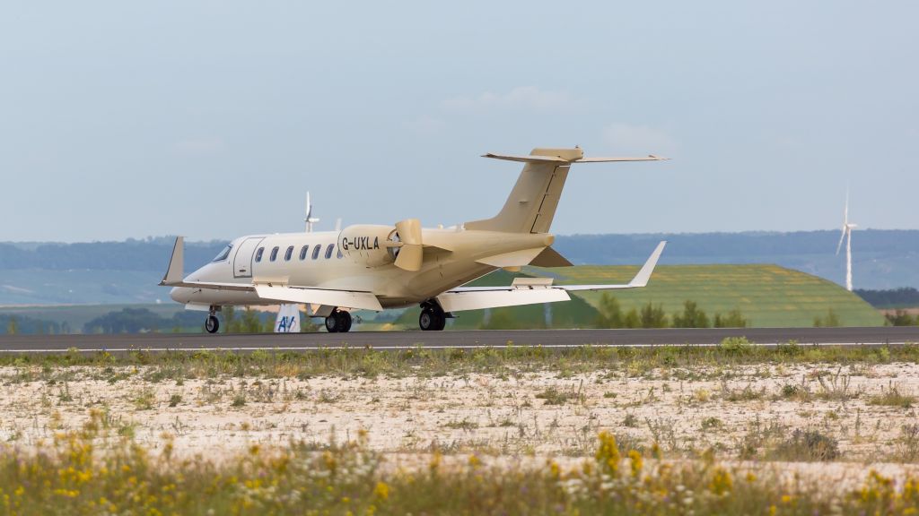 Learjet 40 (G-UXLA)