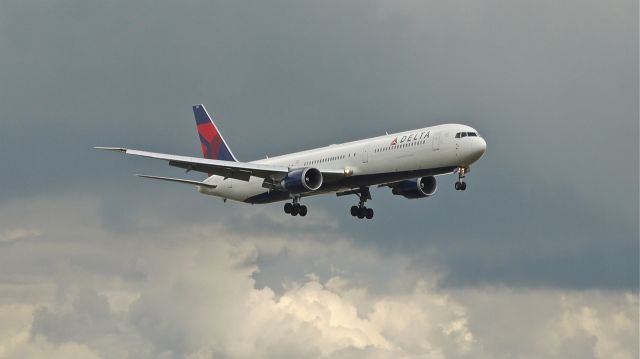 BOEING 767-400 (N833MH) - DAL9935 on final approach to runway 16R on 10/25/12. (LN:810 c/n 29706). The aircraft is here for maintenance at ATS.