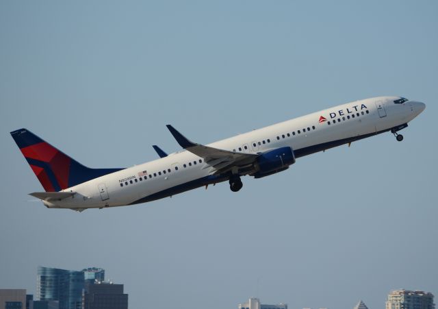 Boeing 737-900 (N808DN) - Takeoff from RWY 10L