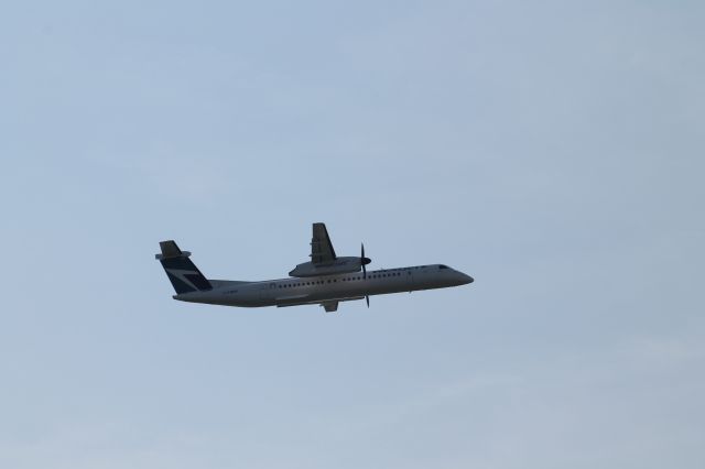 de Havilland Dash 8-400 (C-FNEN) - WestJet Dash-8 heading back to Canada on 4L. It landed on 22L but due to wind changes, it took off on 4L.