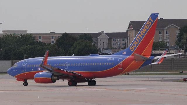 Boeing 737-700 (N201LV)