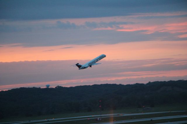 McDonnell Douglas MD-90 (N905DA) - 053116 Delta to ATL rotating from Rwy 14R