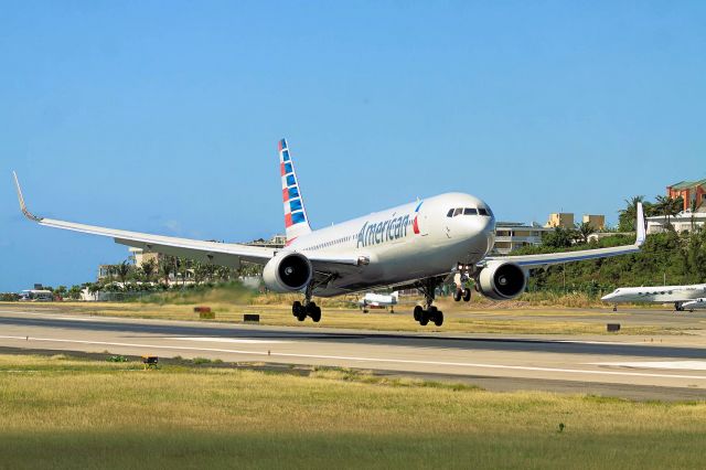 BOEING 767-300 (N350AN) - American airlines landing at TNCM