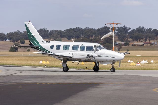 Piper Navajo (VH-MZI) - AirMed Australia (VH-MZI) Piper PA-31-350 Chieftain taxiing at Wagga Wagga Airport