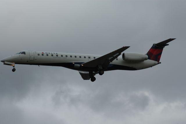 N856MJ — - short final to runway 27 at KCVG