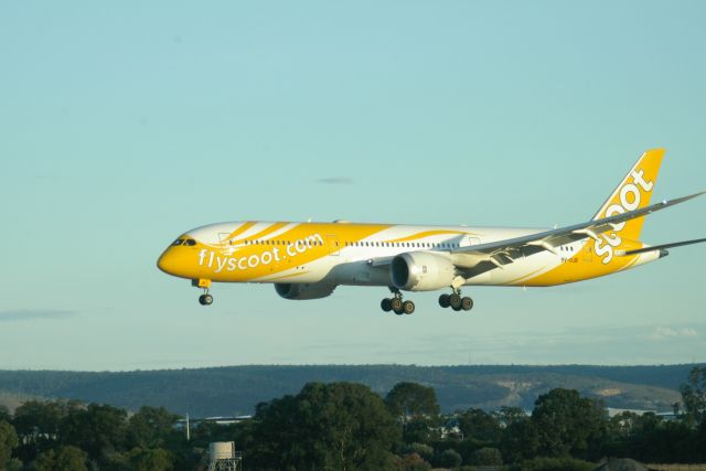 Boeing 787-9 Dreamliner (9V-OJB) - Scoot Boeing 787-9 (9V-OJB) landing rwy 03 at Perth International Airport.