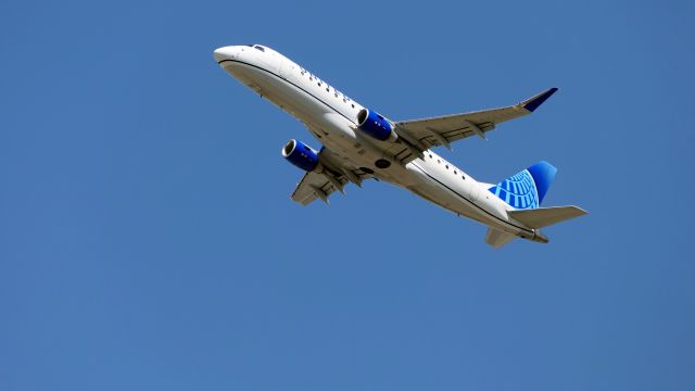 EMBRAER 175 (long wing) (N727YX)