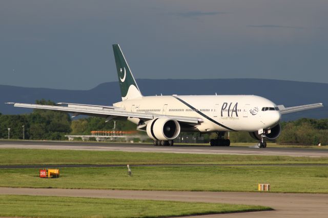 Boeing 777-200 (AP-BHX) - Superb evening light and a terrific aircraft! Perfect !