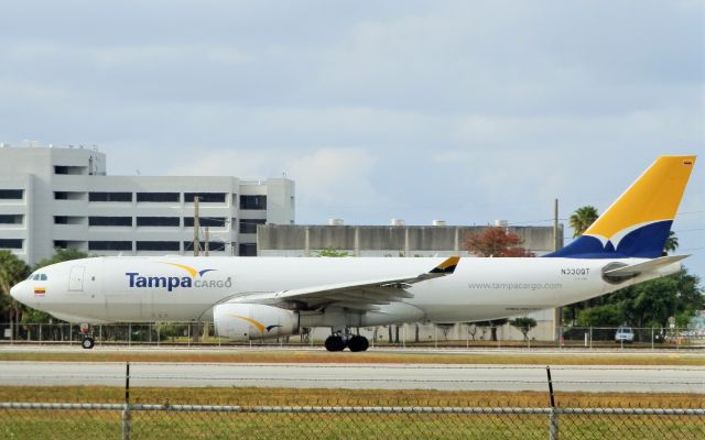 Airbus A330-200 (N330QT)