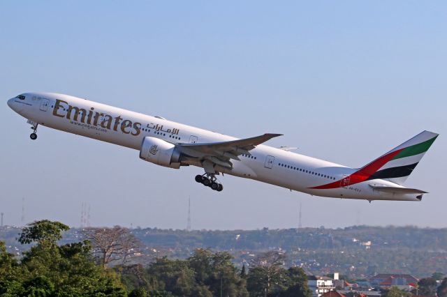 Boeing 777-200 (A6-ECJ)