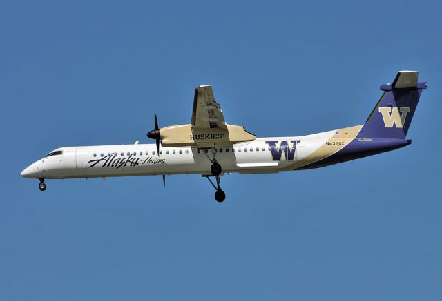 de Havilland Dash 8-400 (N435QX) - Now flying with Alaska Airlines title. The University of Washington Huskies sports team theme.