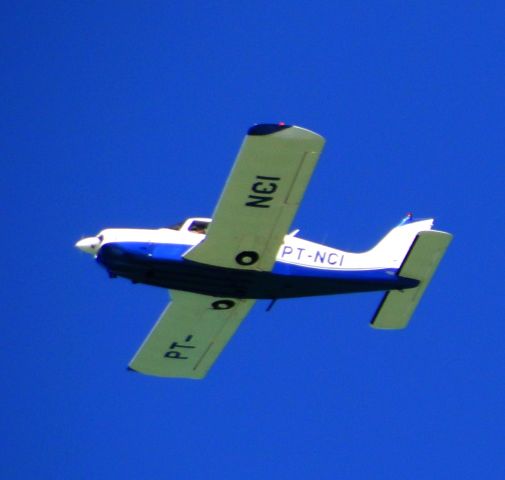 Piper Cherokee (PT-NCI) - EMBRAER CORISCO (BUILT IN BRAZIL) FLYING IN VILA VELHA-ES, BRAZIL