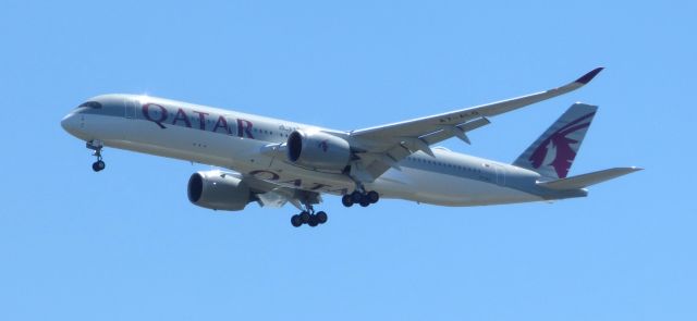 Airbus A350-900 (A7-ALO) - Seconds before landing, summer 2018.