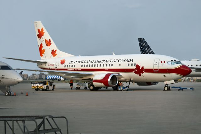 Boeing 737-500 (C-FPHS)