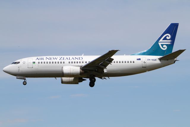 BOEING 737-300 (ZK-NGR)