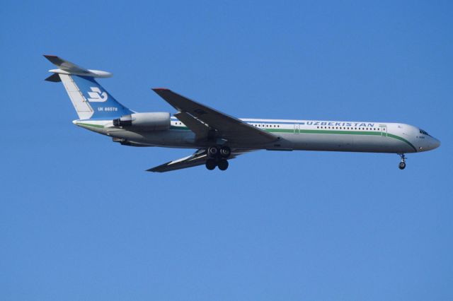 Ilyushin Il-62 (UK-86578) - Final Approach to Narita Intl Airport Rwy34L on 1998/01/25