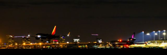 Boeing MD-11 — - FedEx MD11 taking off from runway 25R while a Southwest Airlines 737-800 lands on runway 25L at PHX on 8/31/22. Taken with a Canon 850D and Rokinon 135mm f/2 manual focus lens.