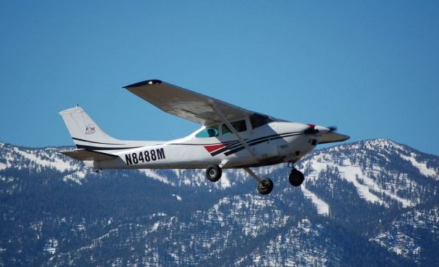 Cessna Skylane (N8488M) - standing on taxiway Z