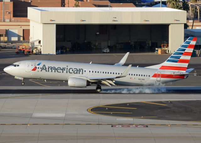 Boeing 737-800 (N811NN)