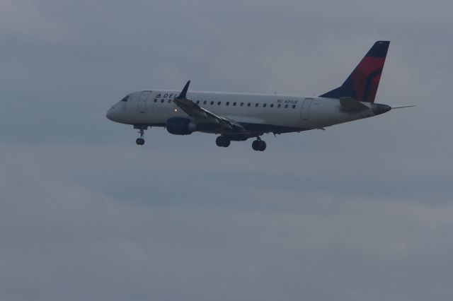 Embraer 170/175 (N211JQ)