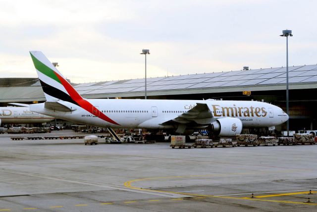 Boeing 777-200 (A6-EMJ)