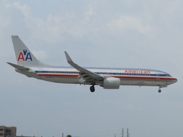 Boeing 737-800 (N933AN)