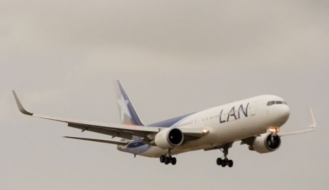 BOEING 767-300 (CC-CXH)