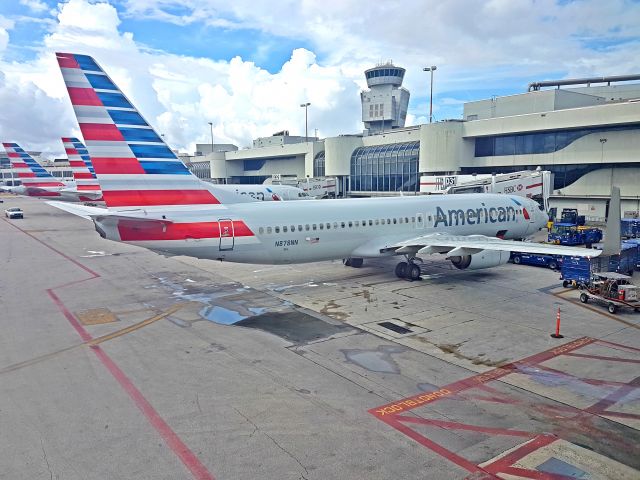 Boeing 737-800 (N878NN)